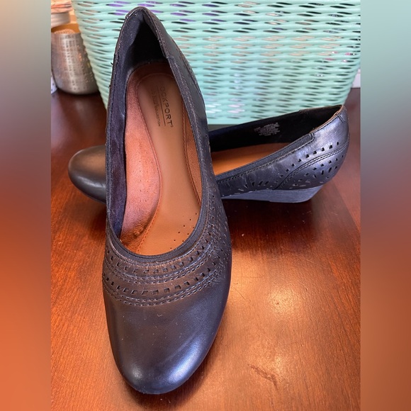 Rockport Women's Cobb Hill Judson Perforated Bordeaux Leather Wedge Pumps - Picture 3 of 9